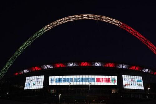 L'arco di Wembley illuminato con la bandiera italiana