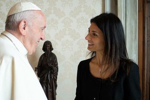 Virginia Raggi, rissa social con Matteo Salvini. E arriva il "miracolo" della pioggia