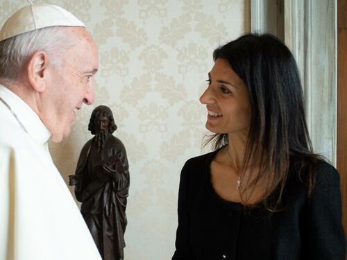 Virginia Raggi, rissa social con Matteo Salvini. E arriva il "miracolo" della pioggia