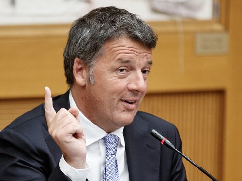 Matteo Renzi, paragone a sorpresa: le molestie degli alpini? Faccia scandalo anche la vicenda del procuratore di Firenze