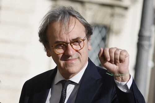 La sinistra italiana si scopre francese: Bonelli canta la Marsigliese, Letta "emozionato"