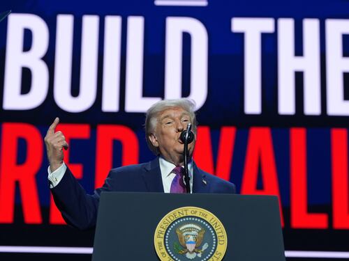 Iran, la minaccia di Trump: "Negoziati o avrà problemi mai visti"