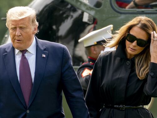 Donald e Melania Trump positivi al Covid. Bomba sulle presidenziali, e i democratici godono