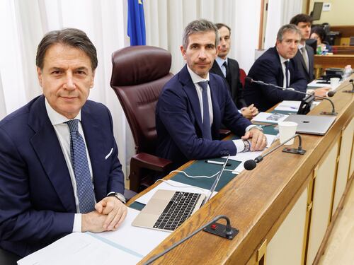 Conte fa melina, si becca una smentita e ammette: "Non eravamo pronti". Alle corde sul piano pandemico