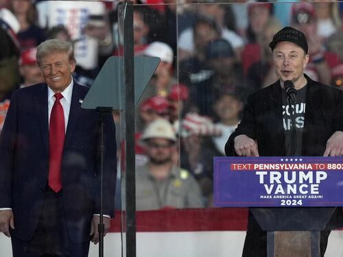 Elon Musk show, sul palco con Donald Trump: "Combattete e votate"