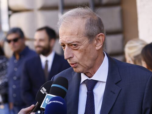 Fassino e l’assurdo chiarimento sul furto al duty free: “Una distrazione”