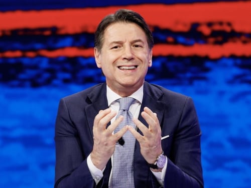 Conte sfrutta le inchieste per far le scarpe a Schlein. E il M5S si sfila nelle Marche