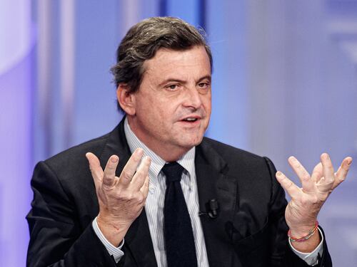 Roma, il fumo di Carlo Calenda tiene sempre banco in Campidoglio