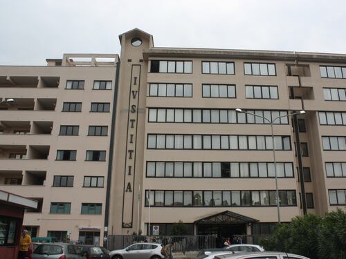 Dipendente precaria violentata in banca. Ex direttore condannato a 3 anni e 9 mesi