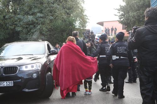 I Casamonica provano a sfondare i blocchi. Insulti e spintoni ai vigili