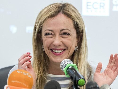 Sondaggio bomba, Meloni al massimo storico: FdI mette la freccia sul Pd. Lega sotto al 21, Renzi precipita
