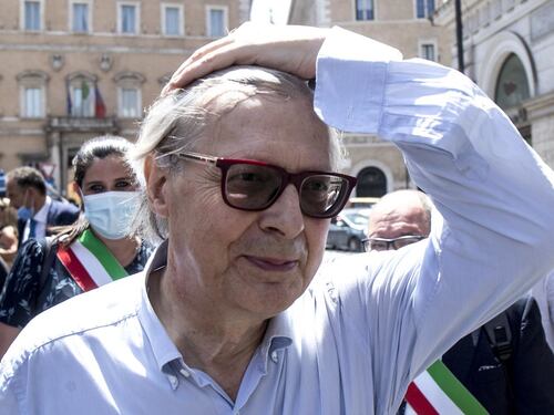 Vittorio Sgarbi attacca Enrico Mentana sui no vax: "Non li ospita? Informazione malata"