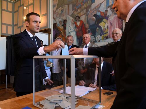 Francia al ballottaggio, Macron ha la maggioranza assoluta. Le Pen entra in Parlamento per la prima volta