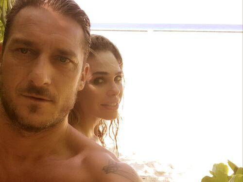Totti e Ilary Blasi come non li avete mai visti. Lei fa l'acrobata, lui i selfie