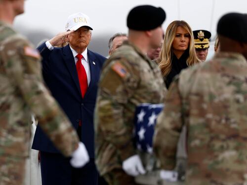Iran, Trump abbraccia le famiglie dei sei soldati caduti. Teheran: "Non ci arrenderemo mai"