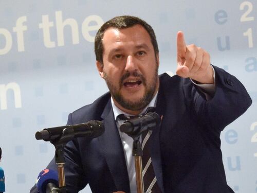 Matteo Salvini: "Ai poliziotti i soldi tagliati ai profughi"