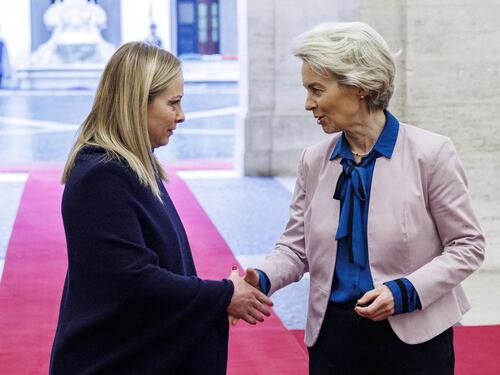 Von der Leyen a Roma incontra il premier Giorgia Meloni: trattativa su Pnrr e migranti