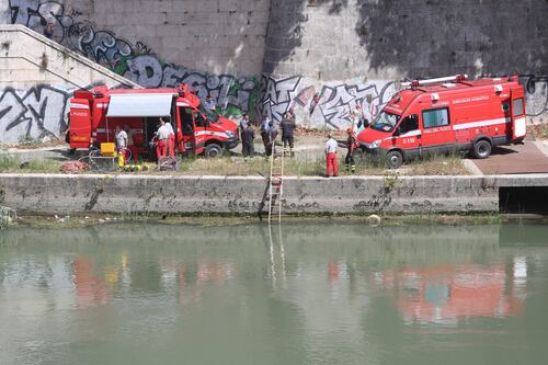 Lo vedono gettarsi nel Tevere da Ponte Sisto. Sommozzatori in acqua per trovarlo