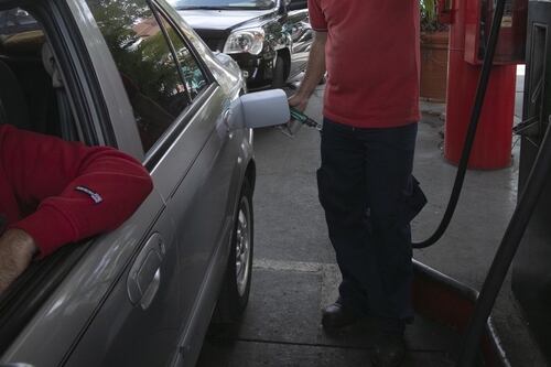 Benzina, il prezzo della verde torna alla fase pre-Covid: 1,40 euro al litro