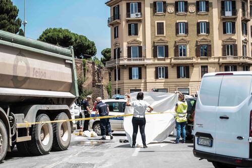 Travolta dal camion del cantiere metro. Donna muore a piazzale Appio