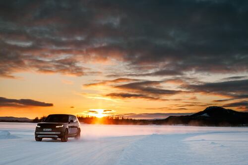 Range Rover apre all'avventura elettrica