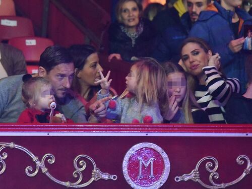 Al circo con tutta la famiglia, Totti e Ilary in pista con i clown