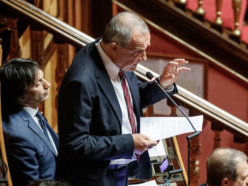 Senato, Licheri (M5S) attacca il ministro Crosetto. La reazione in Aula: partono i fischi