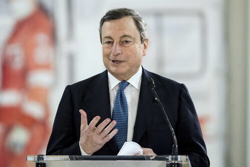 Draghi sente Macron e fa l'ottimista sui vaccini