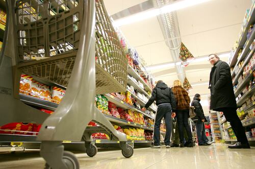 Economia, il carrello della spesa è ancora caro ma l’inflazione scende al 7,6%