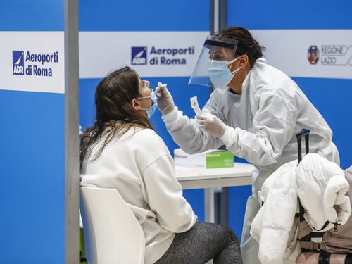 Caso Omicron, al via i test sui passeggeri del volo contagiato