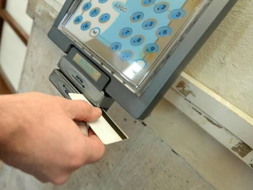 Timbrano il cartellino e vanno via. Denunciati due dipendenti del Comune di Anguillara Sabazia