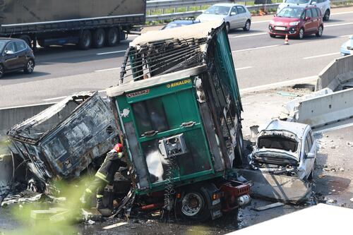 Tir invade la carreggiata opposta, si schianta e va a fuoco. Un ferito