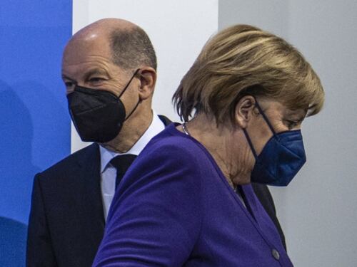Germania, la Merkel non stringerà la mano a Scholz. Ecco i motivi dello "sgarbo"