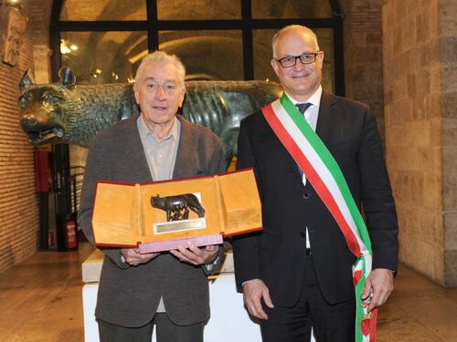 Roma, Robert De Niro riceve la Lupa Capitolina: “È commovente, tutto qui è storia”