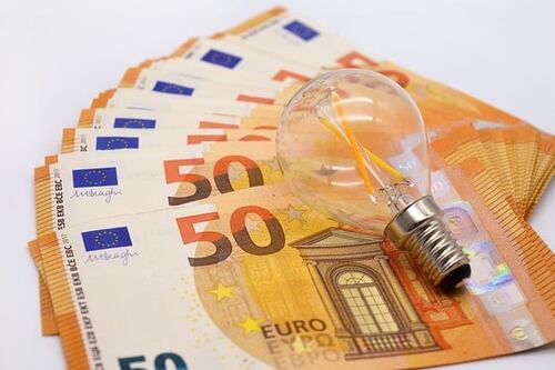 Famiglie, metà budget per energia e casa: le spese obbligate si mangiano tutto