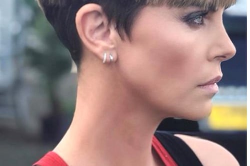 Charlize lancia la nuova moda, tutte pazze per il bob