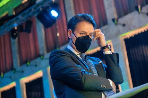 Giuseppe Conte per sostituire Gualtieri alla Camera: l'offerta del Pd. E lui ci pensa