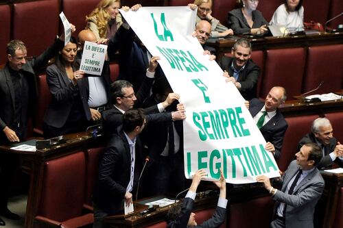 Legittima difesa, frenano i Cinque Stelle. Salvini: "No liberalizzazione delle armi"