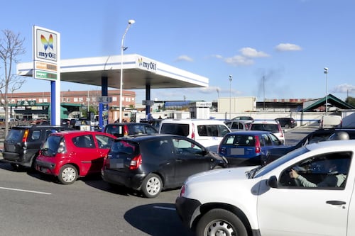 Prezzi benzina, rallentano ma non si fermano i rincari: i marchi che hanno aumentato i costi
