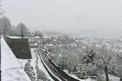 In Sardegna gelo e mareggiate, neve arriva anche in collina