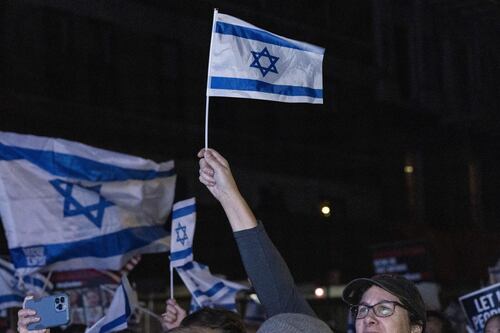 Roma, in piazza contro l'antisemitismo: da Salvini al Pd la politica si unisce