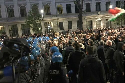 Scontri e feriti, la polizia carica al corteo per Ramelli [V