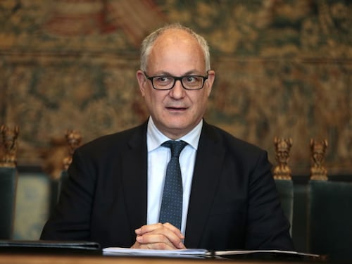 Roma, Roberto Gualtieri sui monopattini: giro di vite anche in centro