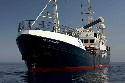 Caos migranti, le navi Ong fanno la fila davanti a Lampedusa