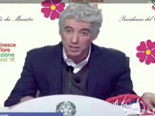 Ora Domenico Arcuri svende le mascherine. Luca e Paolo strepitosi sul super-commissario