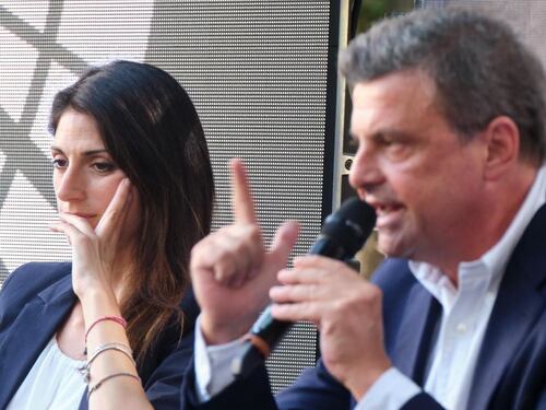Togliete Twitter ai candidati sindaco di Roma. Che pena la rissa Raggi-Calenda