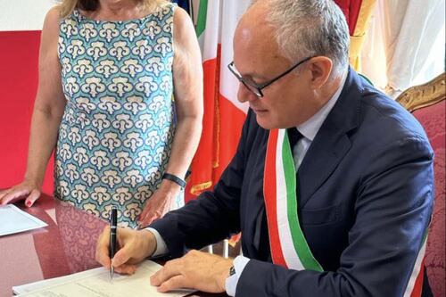 Gualtieri trascrive i primi atti di nascita esteri con due madri. FdI: illegale