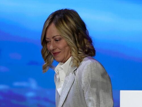 Le chat "rubate" per infangare Meloni. Fake e forzature: è già boomerang