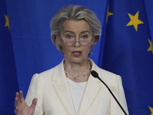 La Ue di Ursula vuole togliere le indennità ai balneari. Muro di Salvini: "Non arretriamo"
