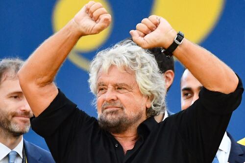 Beppe firma per i vaccini. Grillini furiosi